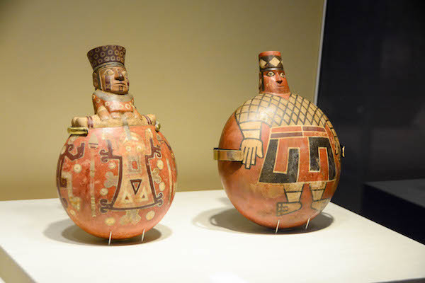 《多彩色の水筒型壺》2点 ワリ文化　ペルー文化省・国立考古学人類学歴史学博物館