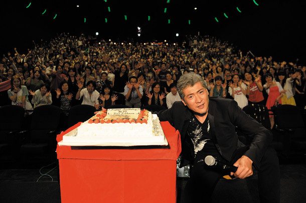 バースデーケーキと吉川晃司。（写真提供：ワーナーミュージック・ジャパン）