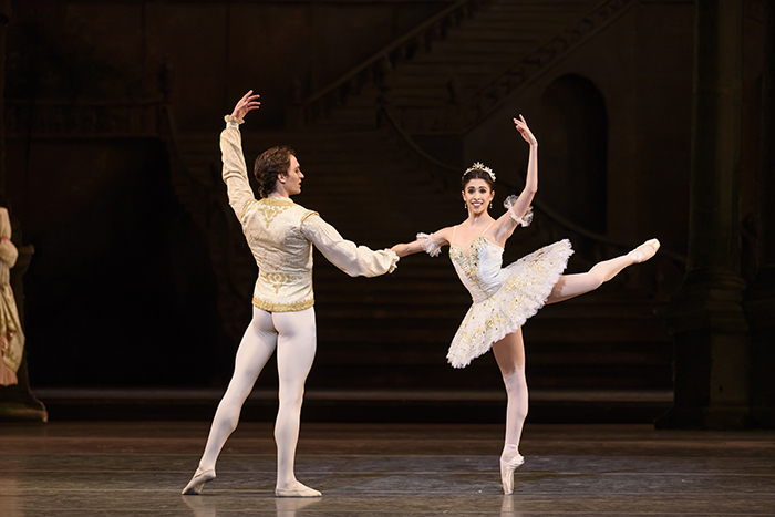 ロイヤル・バレエ『眠れる森の美女』Matthew Ball as Prince Florimund and Yasmine Naghdi as Princess Aurora in The Sleeping Beauty  ©2017 ROH. Photograph by Bill Cooper