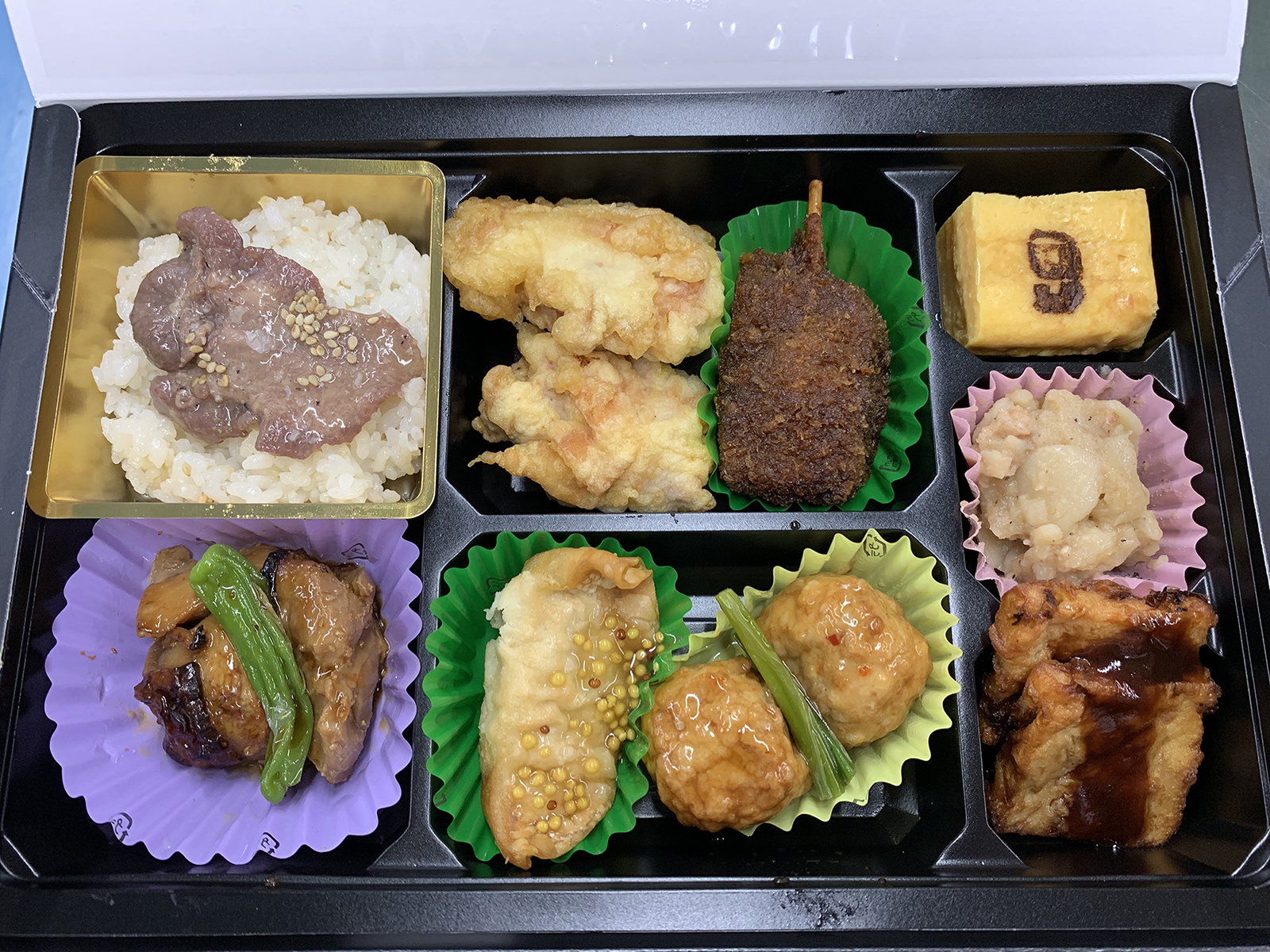 ご飯が少なめで豊富なオカズを楽しめる亀井弁当