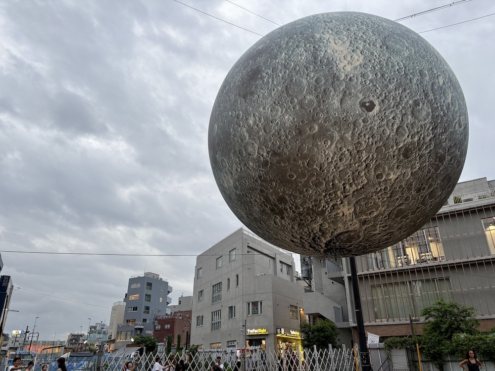 ルーク・ジェラム《Museum of the Moon》