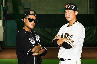 ELLY（左）と坂本勇人内野手