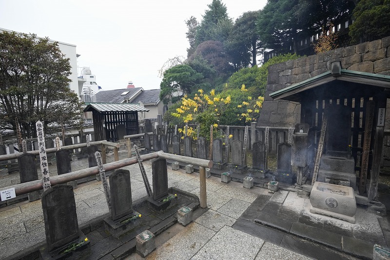 泉岳寺　四十七の墓。右に大石内蔵助の墓