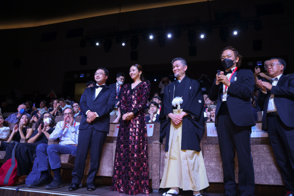 『LOVE LIFE』ヴェネチア国際映画祭 公式上映後のあいさつ　左から、深田晃司監督、木村文乃、砂田アトム