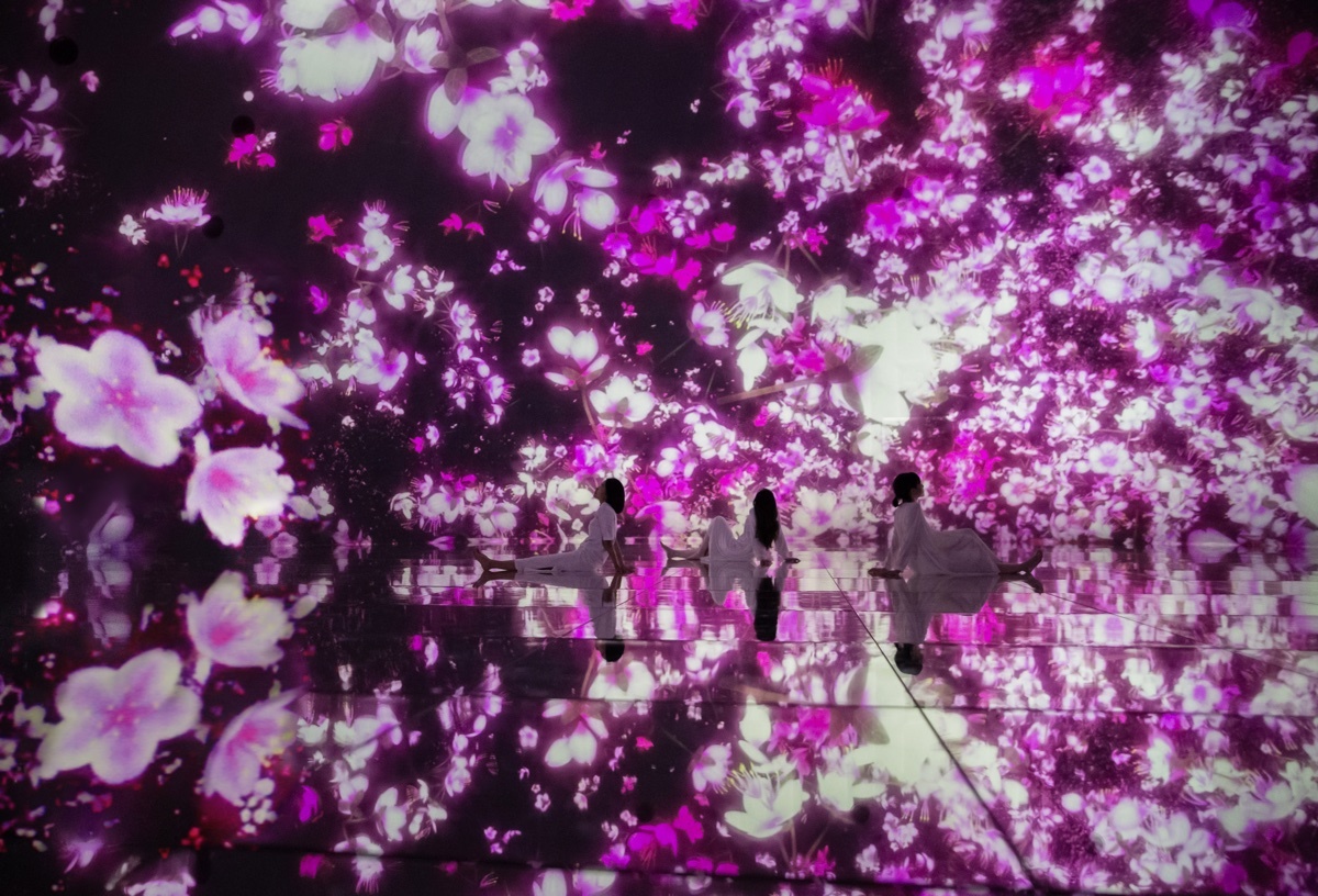 チームラボ《Floating in the Falling Universe of Flowers》(C)チームラボ