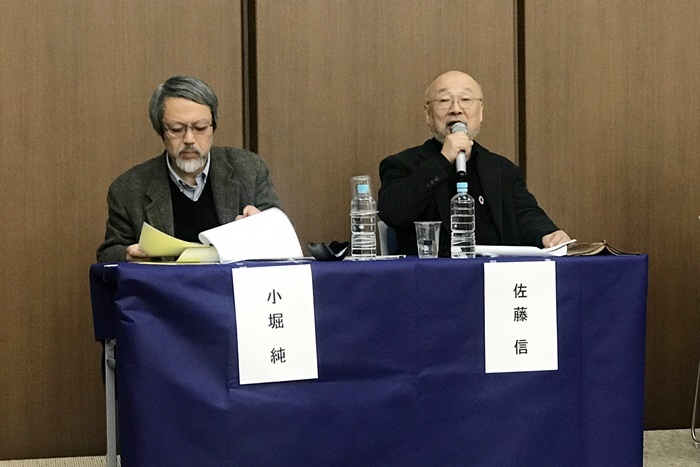 （左から）選評会司会の小堀純、選考委員の佐藤信。