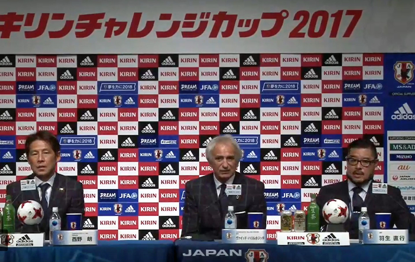 ハリルホジッチ監督はロシア（W杯）へのチケットを確約している選手は1人もいないと明言。選手間の競争意識を促した