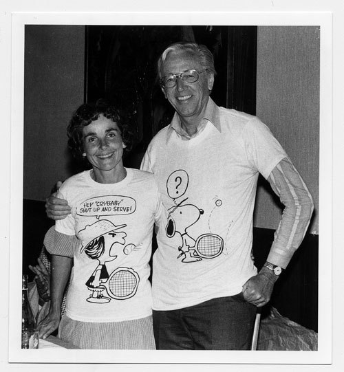  テニスのシーンがあしらわれた「ピーナッツ」のTシャツを着るシュルツ夫妻。（オフィシャル提供）(C) Alyce Sheehan. Courtesy of the Charles M. Schulz Museum and Research Center