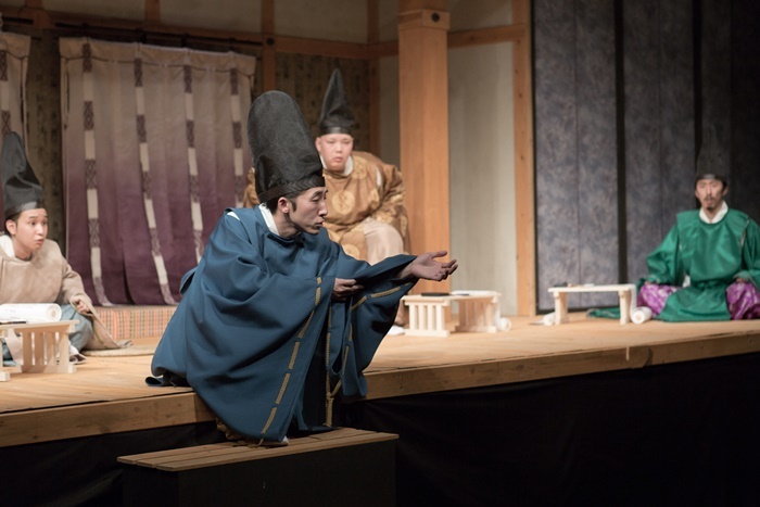 『SINGER-SONGWRITERS』（2018-2019年）では、古今和歌集を編纂する貴族たちの会話を描いた。 Photo Toru Imanishi