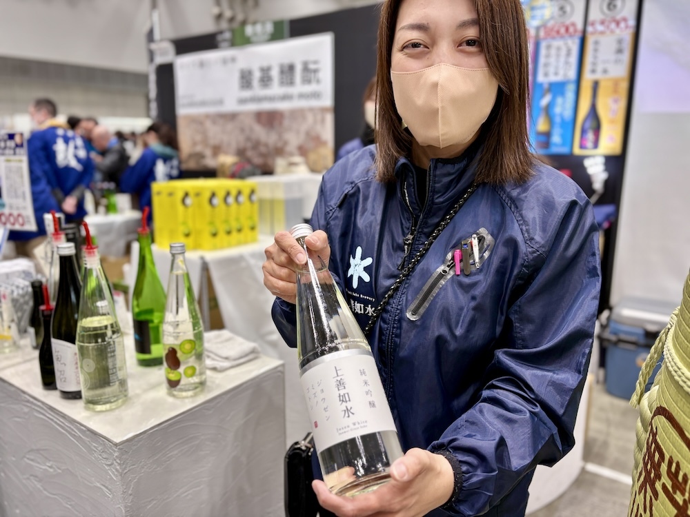 「白瀧酒造」のブースにて