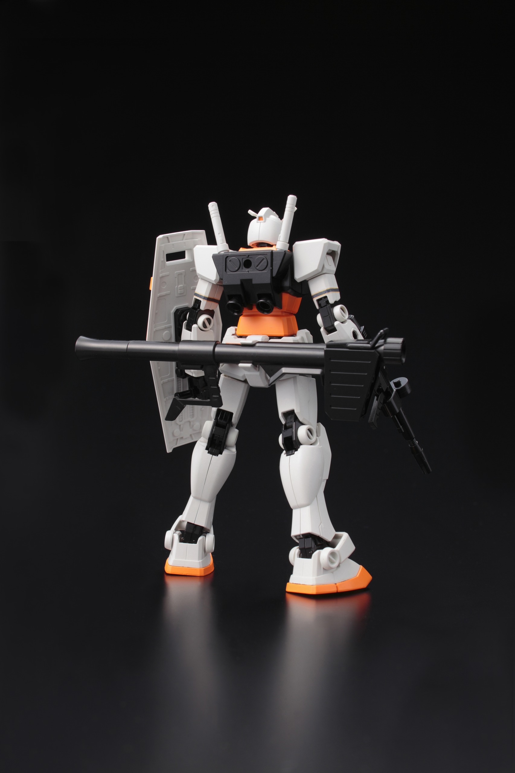 「HG 1/144 ガンダム RX-78-2 ジャイアンツバージョン」の背面（※写真は試作品のため実際の商品と一部異なる場合がございます。※写真は塗装しております。）