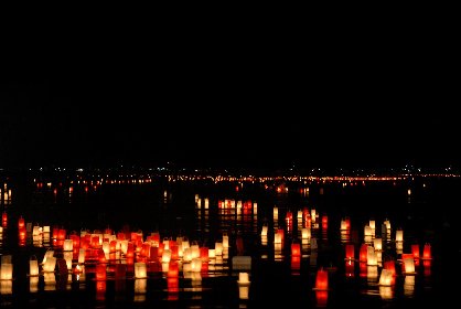 約1万個の燈籠が宮津湾を埋め尽くす　海に浮かぶ幻想的な灯りと夜空にはじける優雅な花火