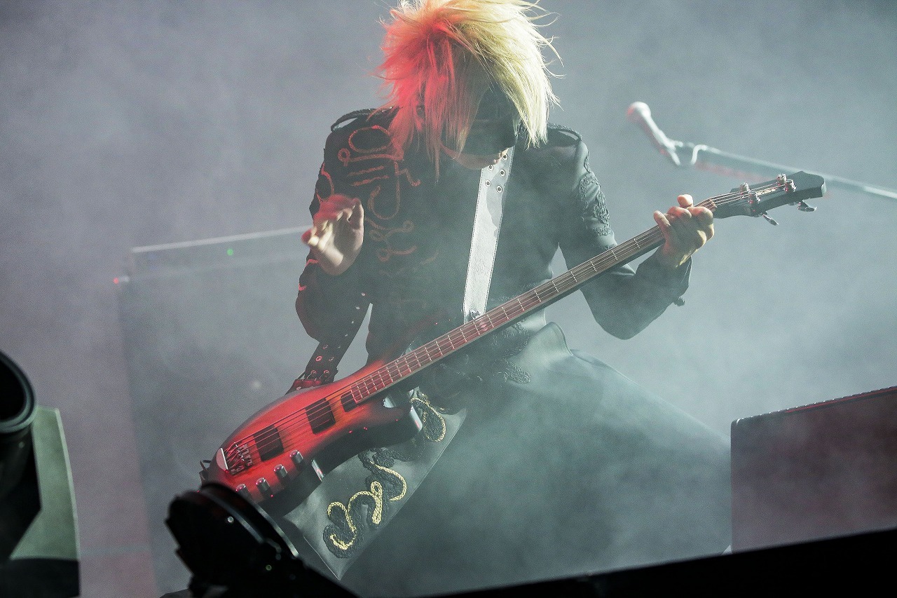 the GazettE／REITA　撮影＝YOSHIHIRO MORI