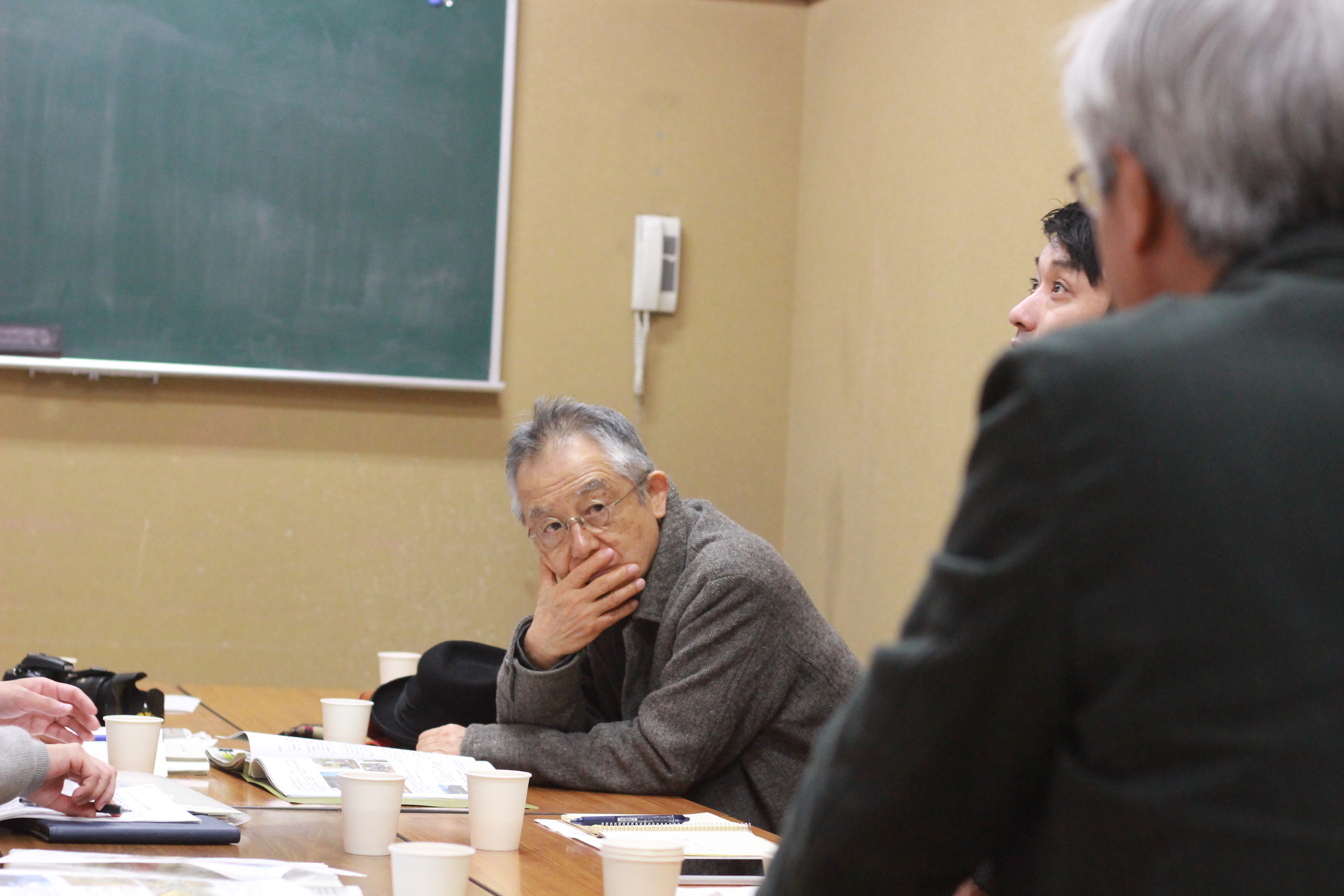 地域の方と会場についてミーティングする串田