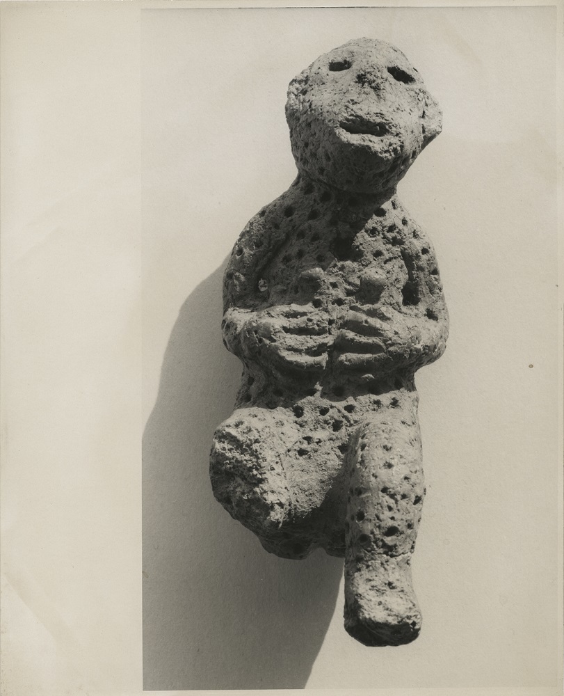 《日本の古代芸術：土製猿》 大辻清司 ゼラチン・シルバー・プリント 1959年 武蔵野美術大学 美術館･図書館