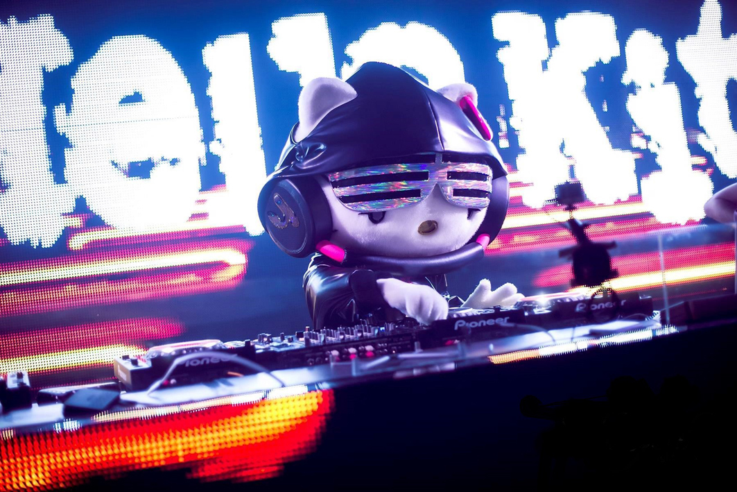 DJ Hello Kitty　(C)'76,'18 SANRIO APPROVAL No.P1005232