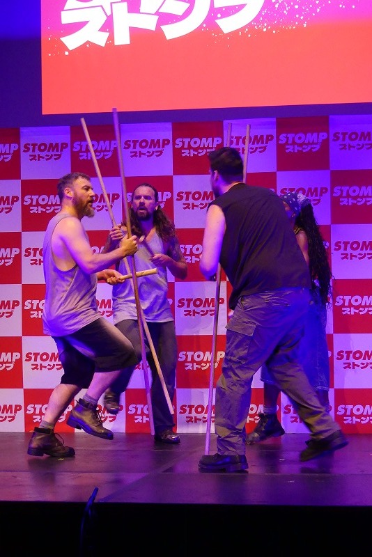 向き合って回転しながらパフォーマンスを見せた