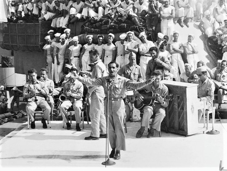 海軍の戦艦アーカンソーで、兵士たちのために歌うバーリン（1944年）