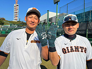「パペットペアグローブ」を着用する中田翔選手と丸佳浩選手