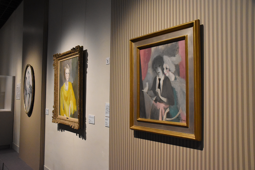 手前：マリー・ローランサン《鳩と女たち》1919年　油彩・キャンバス　パリ、ポンピドゥー・センター