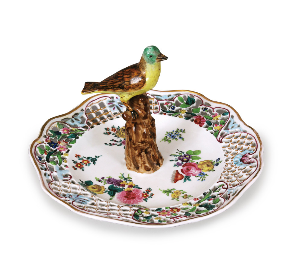《色絵金彩花束文鳥飾り果物皿》 1880年頃 ヘレンド磁器美術館蔵