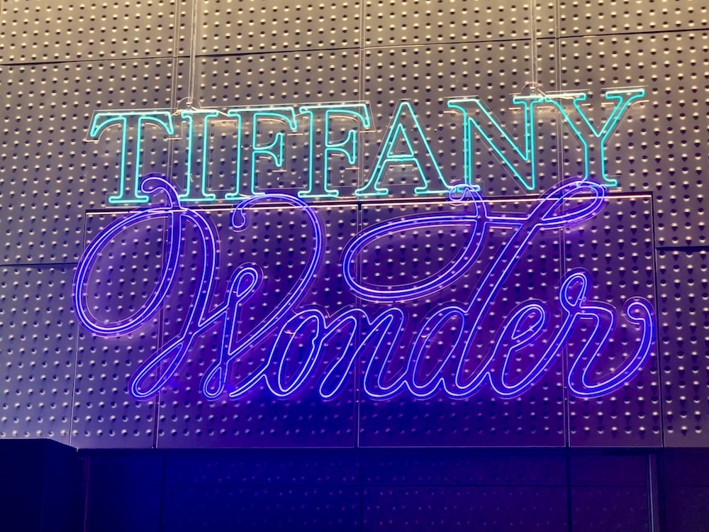 会場エントランスのロゴ。TIFFANYのネオンもティファニーブルー！