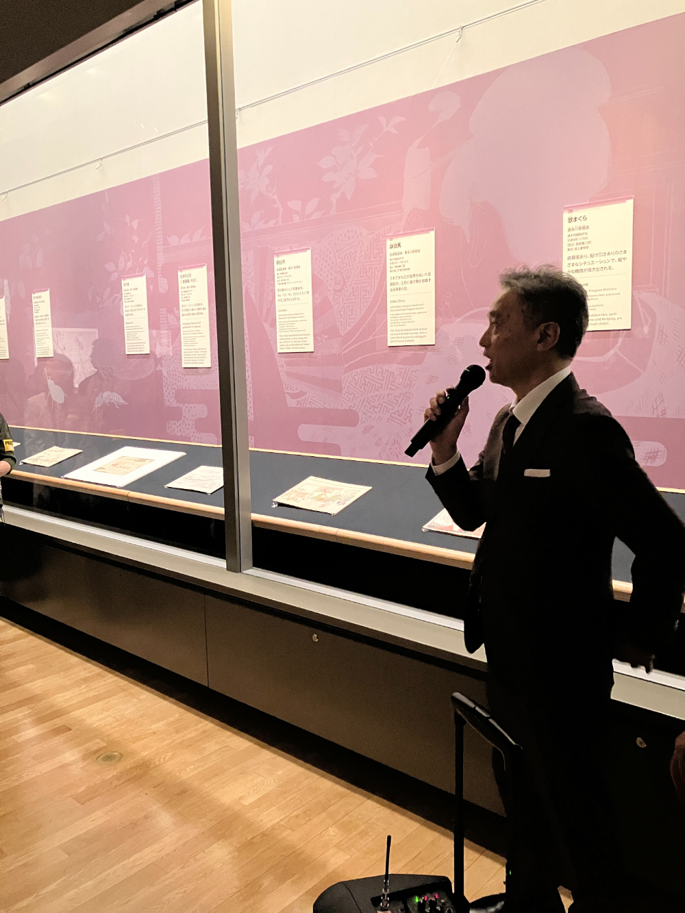 内覧会にて、展示解説をする松嶋雅人氏