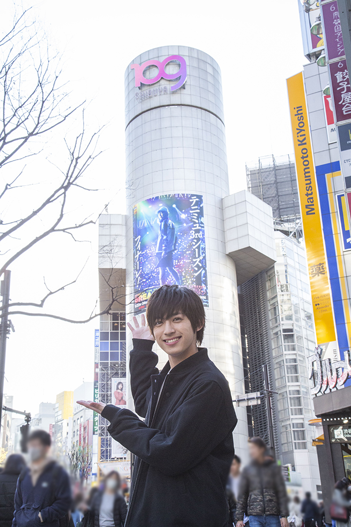 SHIBUYA109の巨大シリンダー広告前で　阿久津仁愛