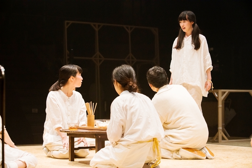 マームとジプシー『ΛΛΛ　かえりの合図、まってた食卓、そこ、きっと――』（過去公演より） ©井上佐由紀