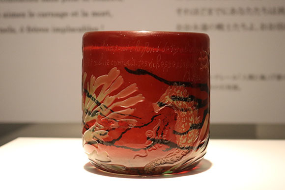 《海藻と海馬文花器》（1905年頃、ポーラ美術館蔵） 海藻やサンゴにしっぽでつかまりながら海を漂うタツノオトシゴ。ガレはその習性を知った上で、器に映し出したと思われる。こちらも口縁部分に、ボードレールの詩の引用が見られる。