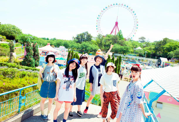 lyrical school。左から3番目がhina。