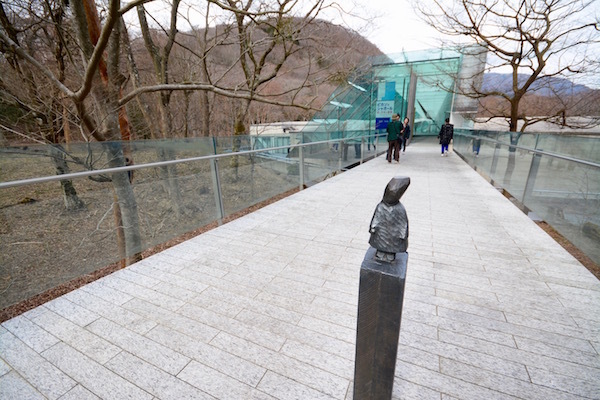 2002年に開館したポーラ美術館。美術館の周囲には一周20分ほどの「森の遊歩道」が敷かれ、自然散策も楽しめる