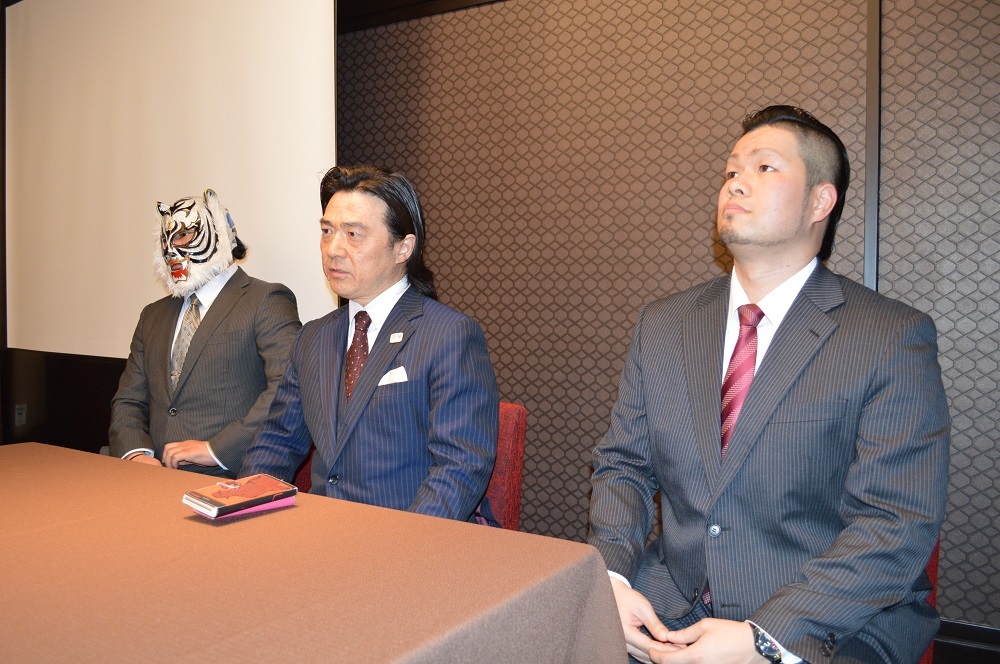 左からスーパー・タイガー、平井代表、間下隼人
