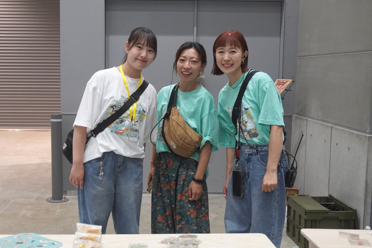 イベントスタッフの皆さんが着用しているTシャツも販売。