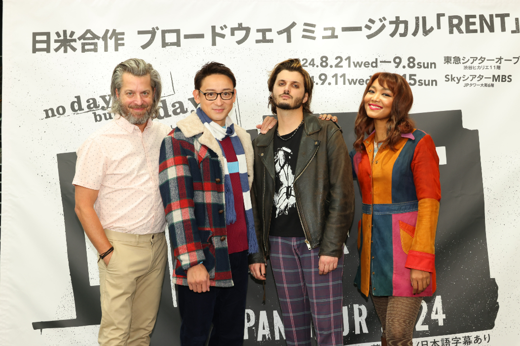 囲み取材のようす photos by Maiko Miyagawa