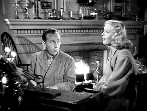 映画「スイング・ホテル」（1942年）で〈ホワイト・クリスマス〉を歌うクロスビーと、共演のマジョリー・レイノルズ（彼女の歌はマーサ・ミアーズが吹き替えた）。