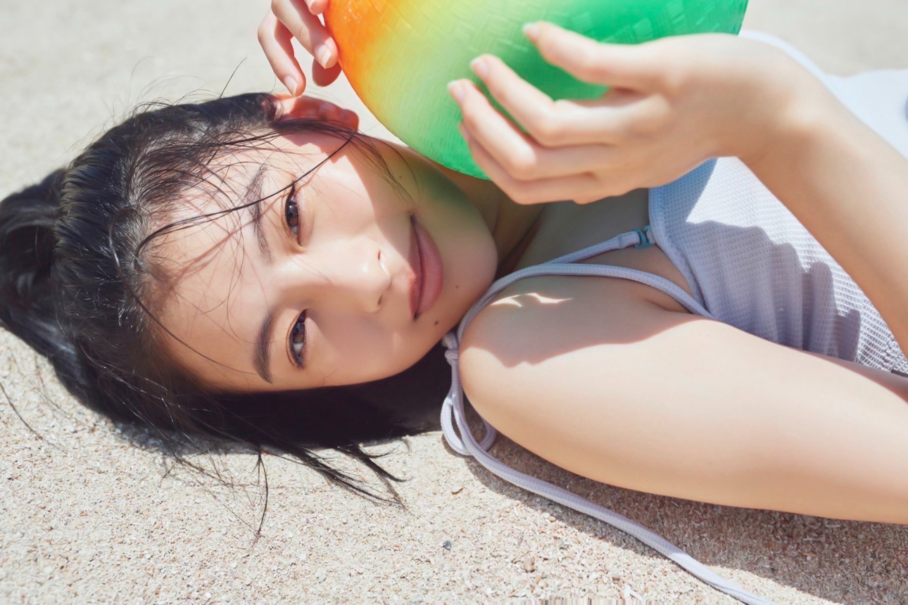 『出口夏希1st写真集 Liberte』 （C）KADOKAWA／写真：熊木優