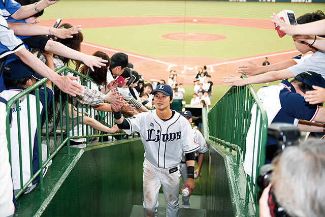 チームが勝利するとビクトリーロードで選手とハイタッチできる