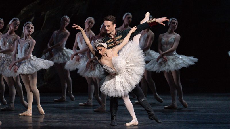 Swan Lake Matthew Ball and Yasmine Naghdi photo by Andrej Uspenski