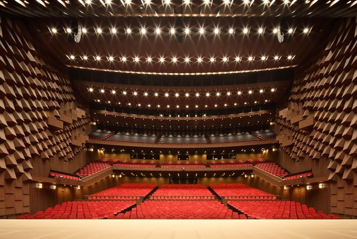 ‘天井から音が降る’と称されるフェスティバルホール。ステージ上から見た客席