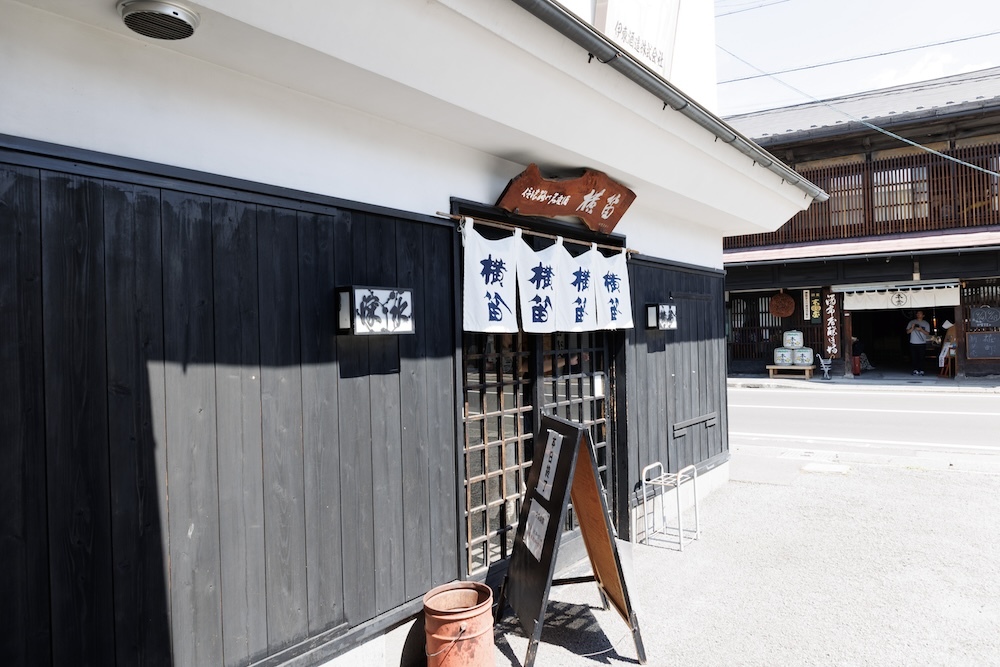 「横笛」の入口。通りの向こうには…… 撮影：大塚正明