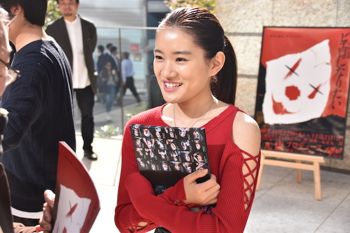 ファンと話をする仲美海