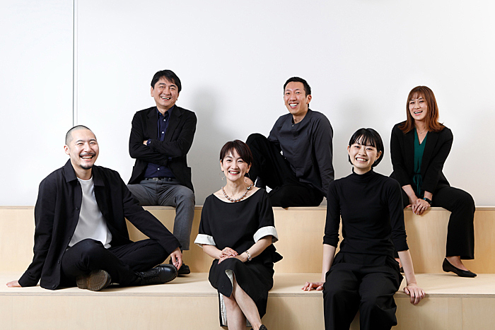 左から鈴木竜(アソシエイトコレオグラファー)、勝見博光(マネージングディレクター)、唐津、小㞍健太(ダンスエバンジェリスト)、田中希(アシスタントディレクター)、宮田美也子(アドミニストレーター)  
