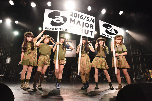 エイベックスからのメジャーデビューを発表するBiSH。
