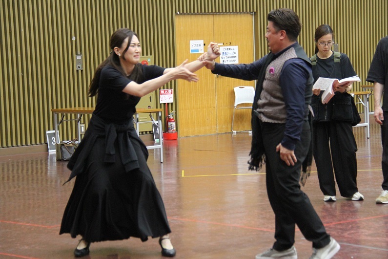 『カルメン』11/26チーム立稽古　カルメン十合翔子、ドン・ホセ水口健次