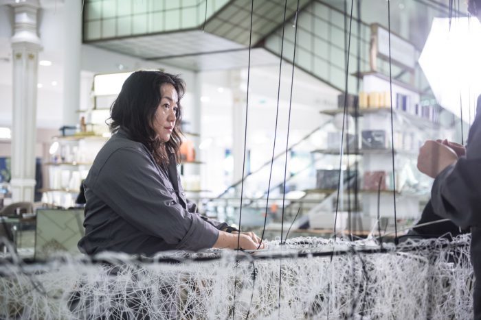 Making off installation Chiharu Shiota au Bon Marché Rive Gauche © Gabriel de la Chapelle