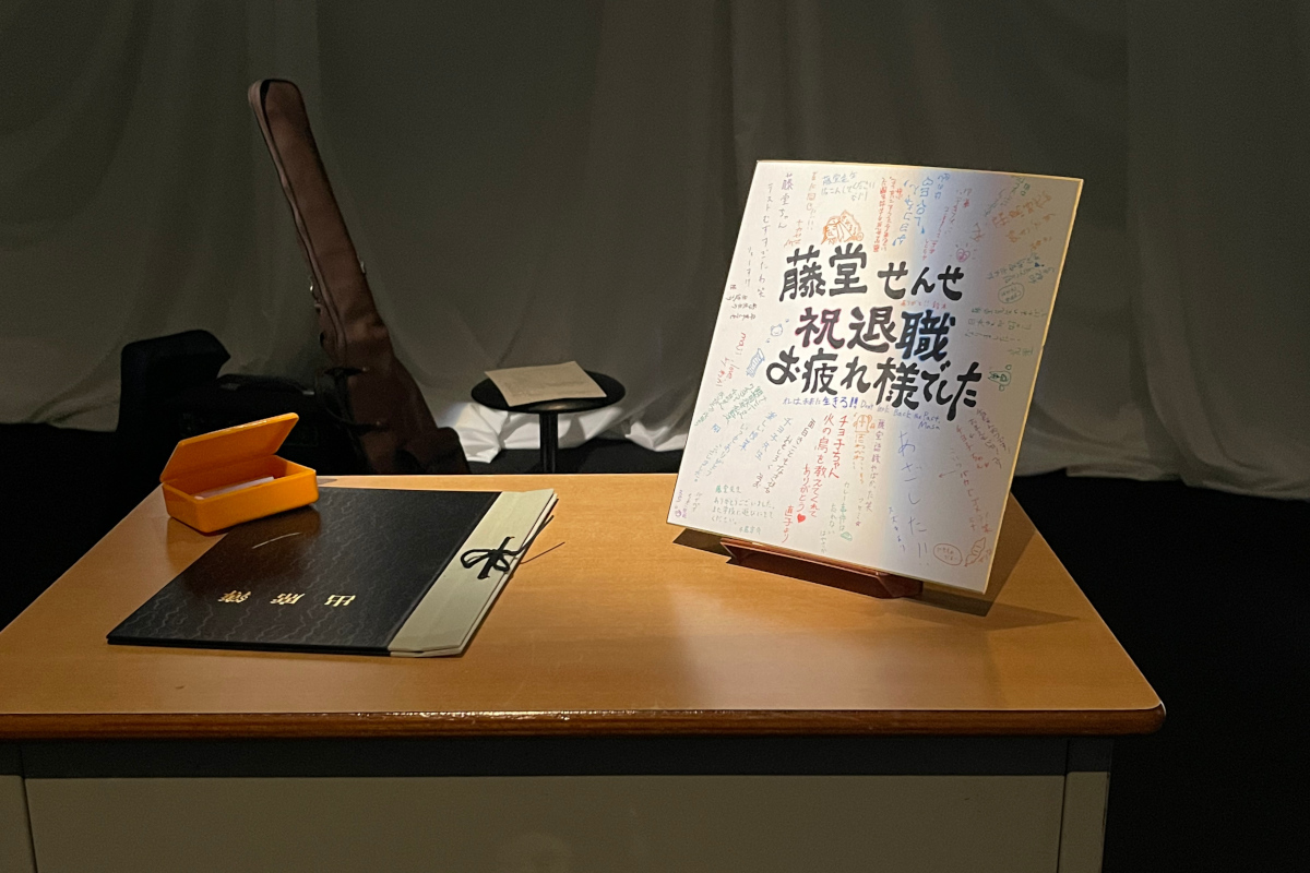 広い空間に、それぞれの境遇を語る声が響きわたる