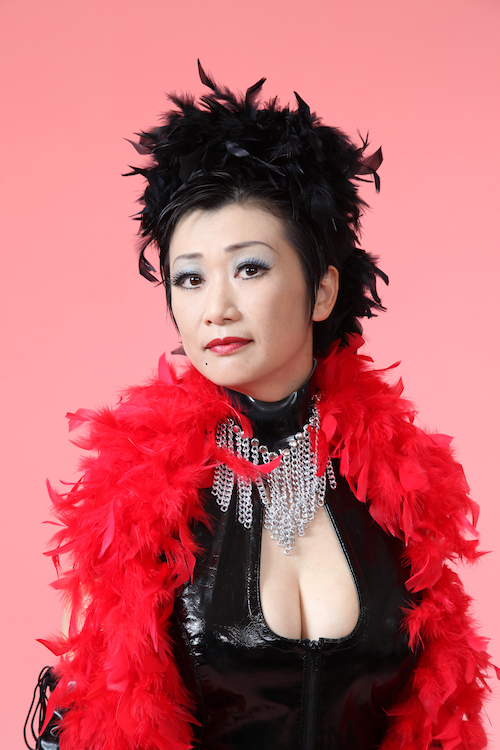 劇作家・女優として精力的に活動した故・瀬辺千尋。写真は〈爆乳シスターズ〉のコスチューム。多くの演劇人らも夜な夜な足を運んだ「bar Priscilla（バー プリシラ）」の店主としても親しまれた
