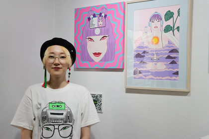 頭にオーディオ機器が埋め込まれた女の子たちーーイラストレーター瀬崎百絵、音楽をテーマにした大阪初の個展『Trip Mix Juice』で新たな世界を表現