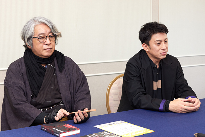 （左から）京極夏彦、松本幸四郎